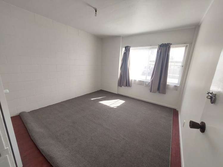 2/90 Kenderdine Road 10695_3