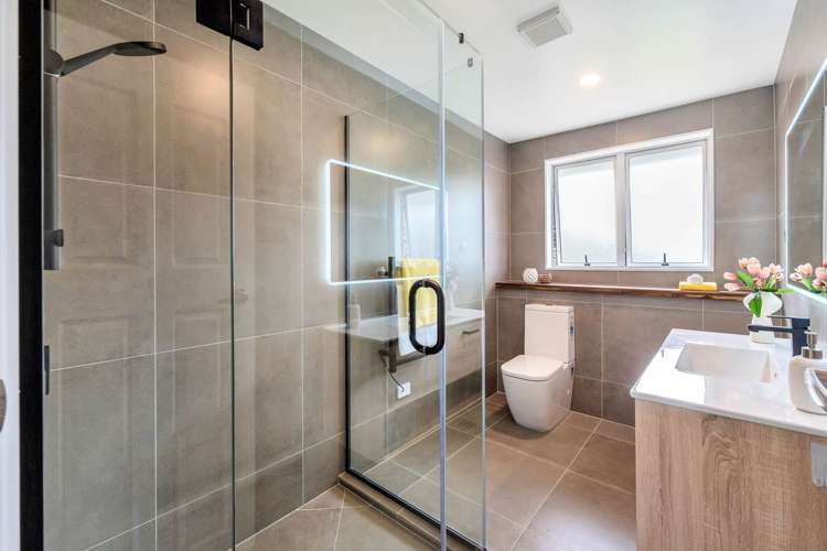 52 Roberts Road Te Atatu South_15