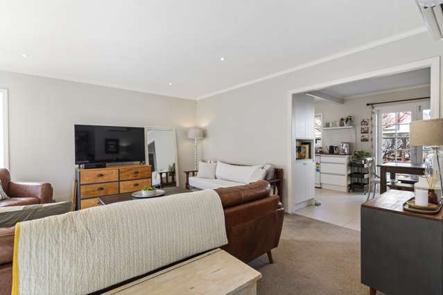 2/4 Jern Place Eastern Beach_2