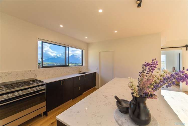 21 Falconer Rise Jacks Point_11