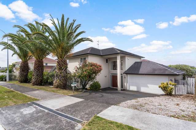 Spacious family home in Te Atatu Peninsula wit...