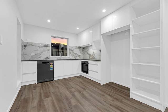 STUNNING 3-LEVEL NEW BUILD IN PAPATOETOE!