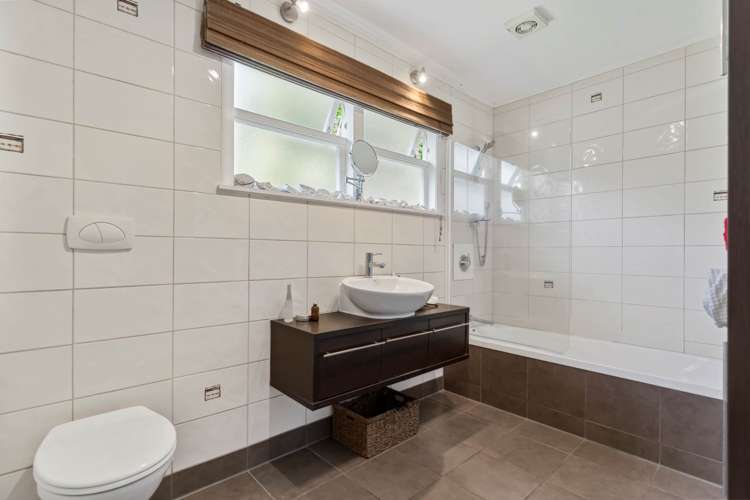 4 Longfellow Parade Glen Eden_13