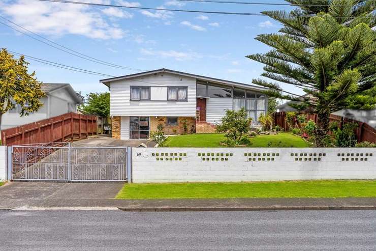 A 1920s weatherboard home with flaking paint and missing gutters on Jellicoe Road, in Auckland's Manurewa, was a magnet for property traders last week. Photo / Supplied