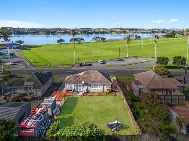 MHS - 660sqm with stunning water views!