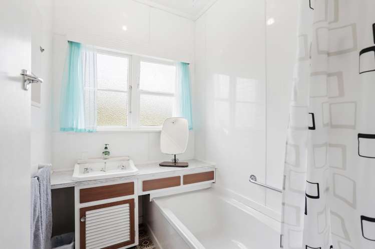 33 Seabrook Avenue New Lynn_11