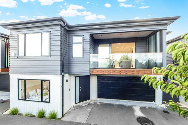 New Coastal Elegance – Space & Sea Views in To...