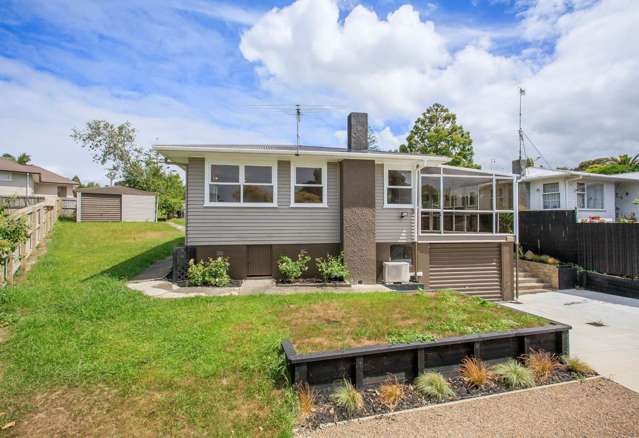 Large 3 Bedroom Home In Birkdale!