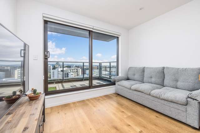 URGENT SALE FOR THIS SUN-DRENCHED PENTHOUSE