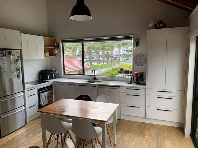 Modernised 3 bedroom home Whangaparoa