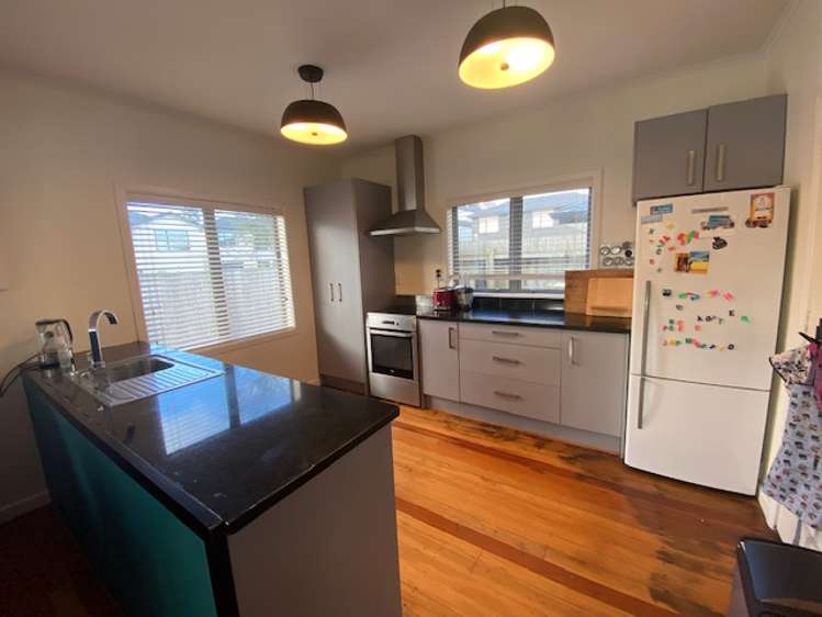 8 Ropata Avenue Point England_8