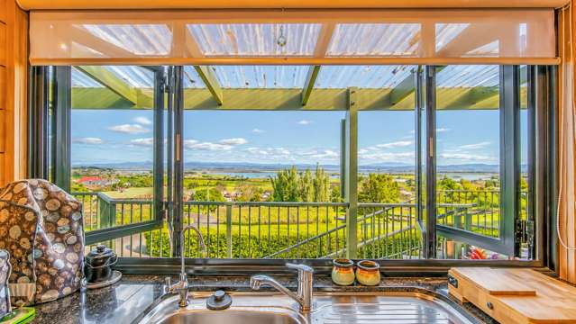 Country lifestyle, town convenience, idyllic views