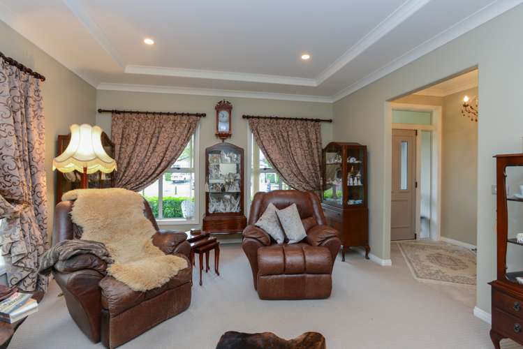 16 Heynes Place Clive_10