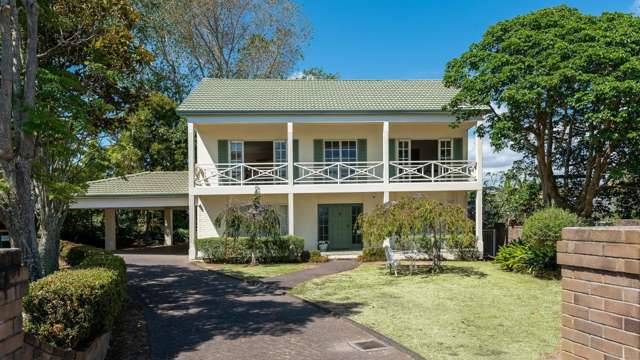 Spacious 3-Bedroom plus study Home with Stunning Sea Views - Macleans Zone