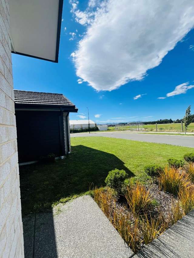 4 Eileen Way 11103_1