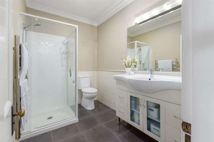 134 River Road Hamilton East_25