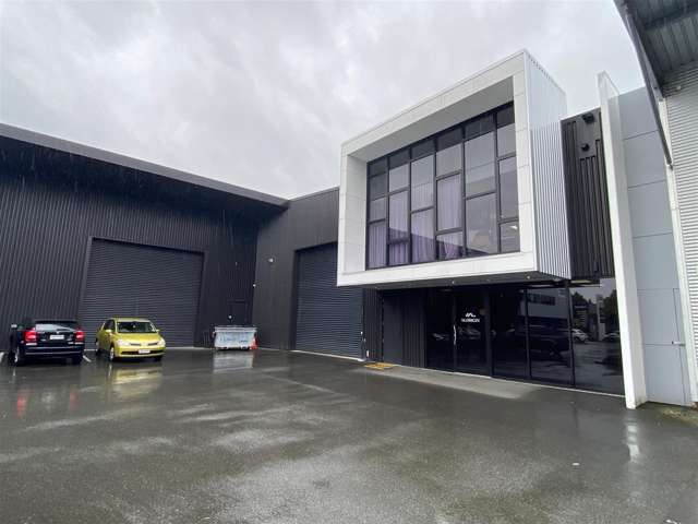 CLASSY MID-SIZED MODERN INDUSTRIAL