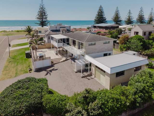 Ocean & harbour views – room for all & every toy!