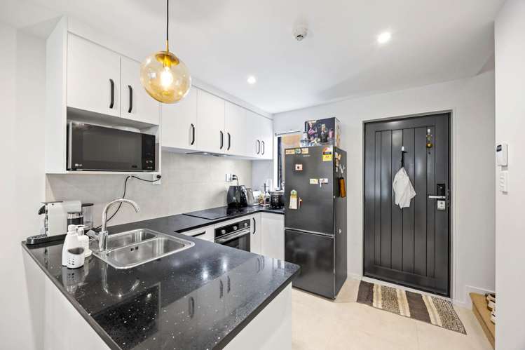 16/18 Hewlett Road Massey_17