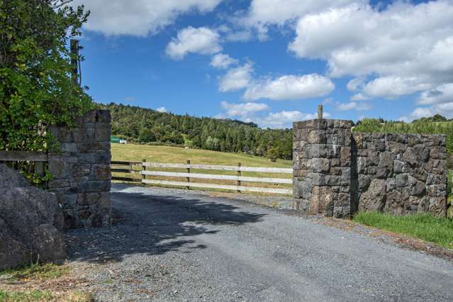 Elevated Lifestyle Section in Sought After Maunu