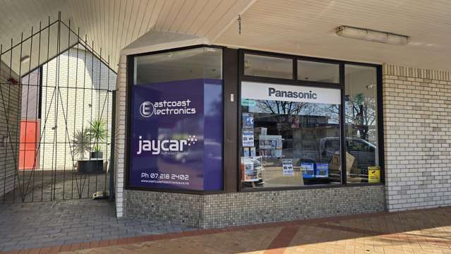 Compact office or retail space!
