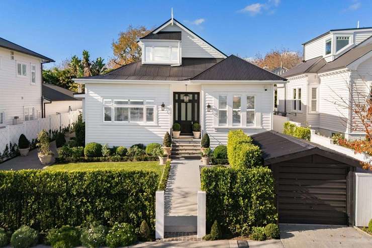 A four-bedroom house with a pool and tennis court on Rahiri Road, in Auckland's Mount Eden, has sold for $7.5 million. Photo / Supplied