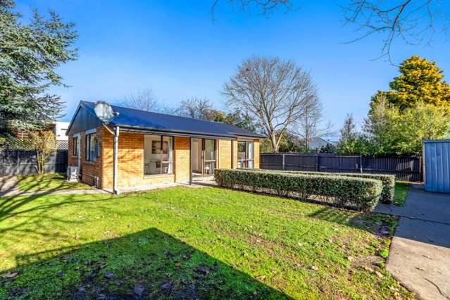 Light, Bright and Move-In-Ready in Burwood!