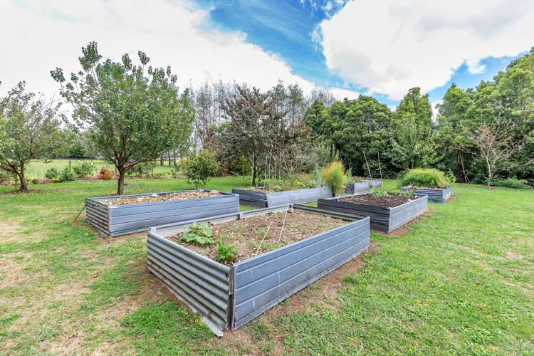 1098 Queen Street East Levin_17