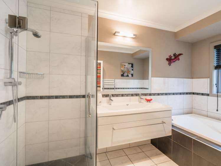 17 Coprosma Crescent Waipahihi_7