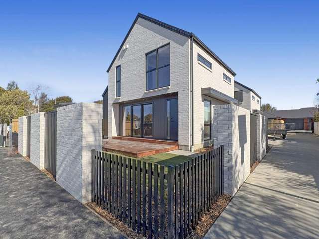 SPREYDON - MODERN TOWHOUSE, THREE BEDROOMS, TWO BATHROOMS, SINGLE GARAGE