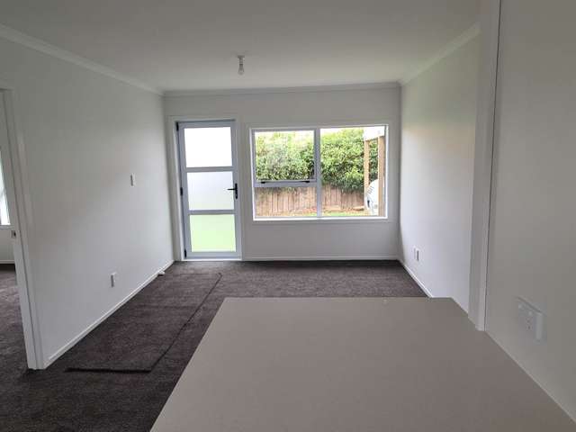 SPACIOUS ONE BEDROOM BRICK AND TILE