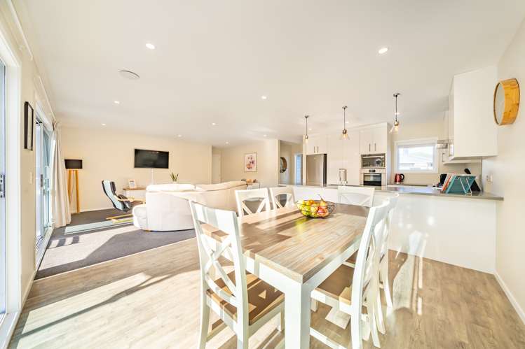 6 Poulson Grove Trentham_1