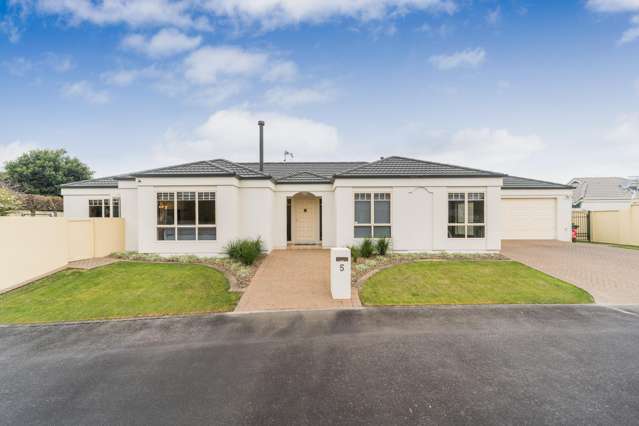 Central Single Level Family Home - walk to town