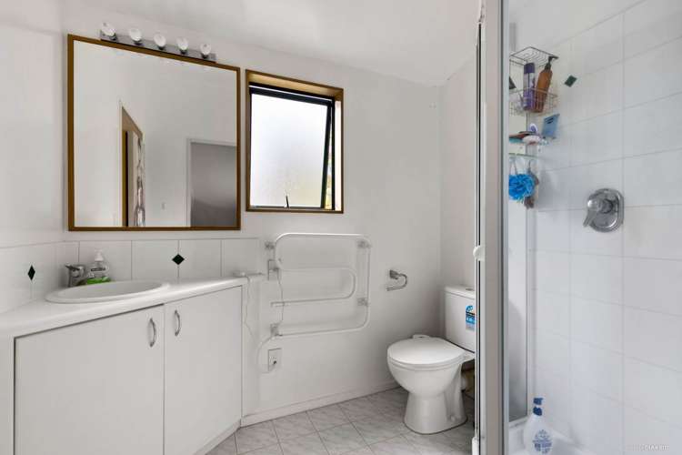 2/4 Bond Crescent Forrest Hill_15