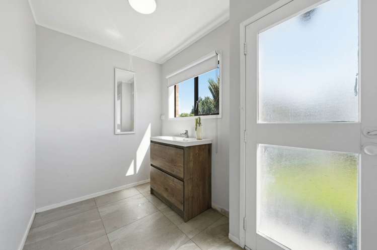 120 Hutchinsons Road Bucklands Beach_17