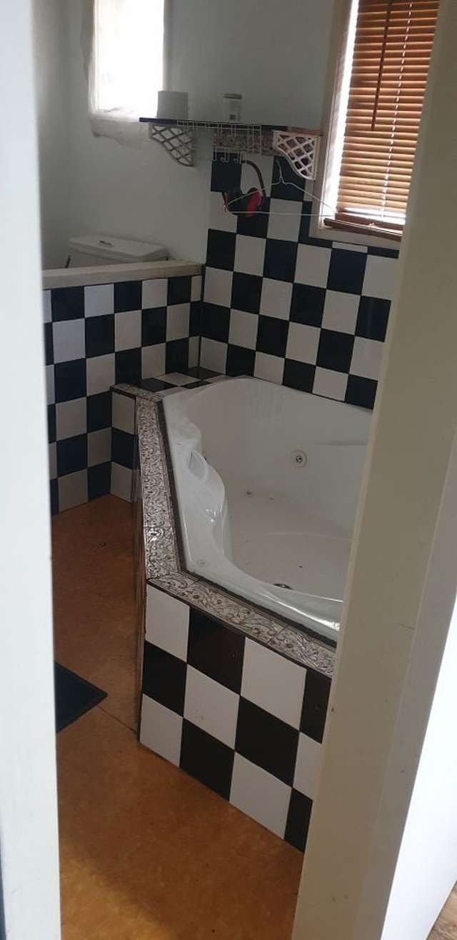 walking distance to shopping, Bunning, mitre10.