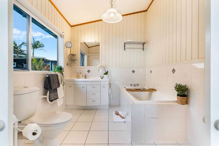 2/4 Arkles Strand Arkles Bay_11