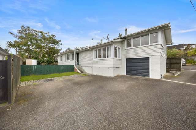 Charming 1960's Bungalow in Double Westlake Zone