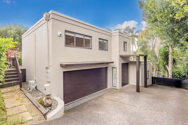 Sun-Drenched Executive Oasis in Orakei
