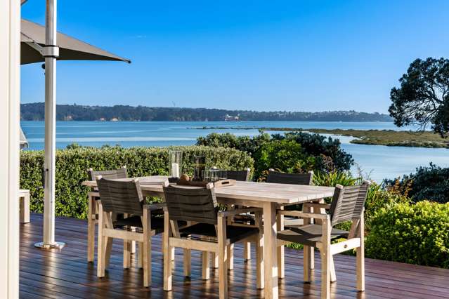 Waterfront residence on 1492m2