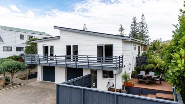 Stylish Coastal Living Plus Private Guest Wing