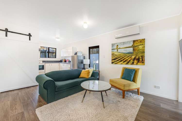 12 Sandrine Avenue Clover Park_12