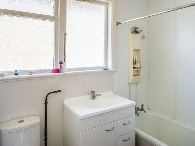 108 Whites Line East Waiwhetu_6