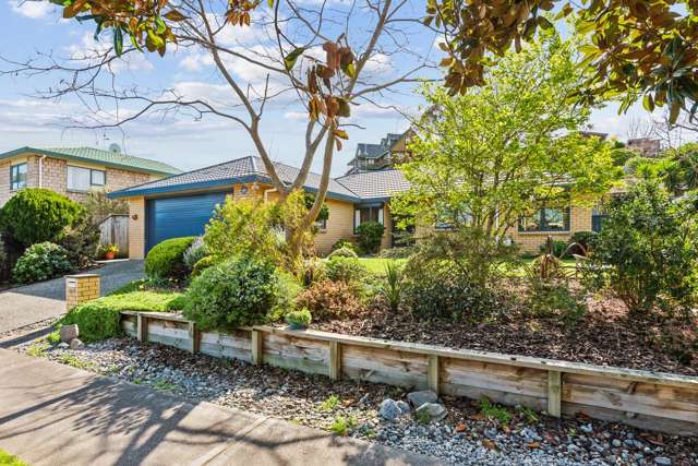 Charming Brick & Tile in Waikanae Beach