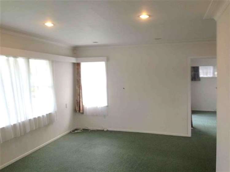 1/27 Castaing Crescent Te Atatu South_4