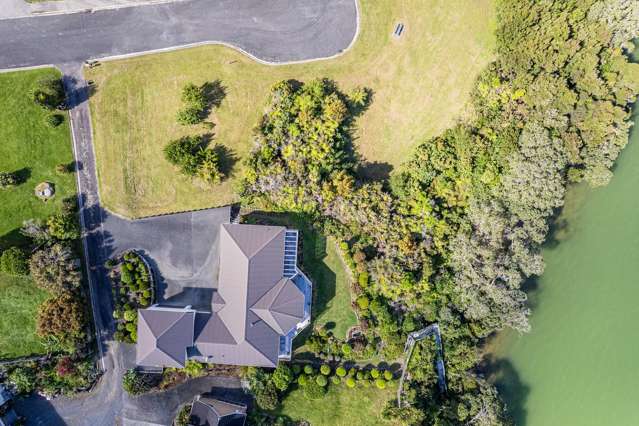 Waterfront Sanctuary with Big Bay Views!!