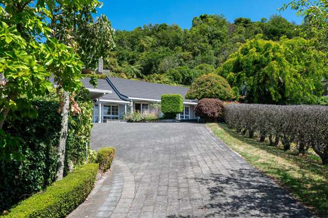 Tranquil Acacia Bay retreat with stunning views