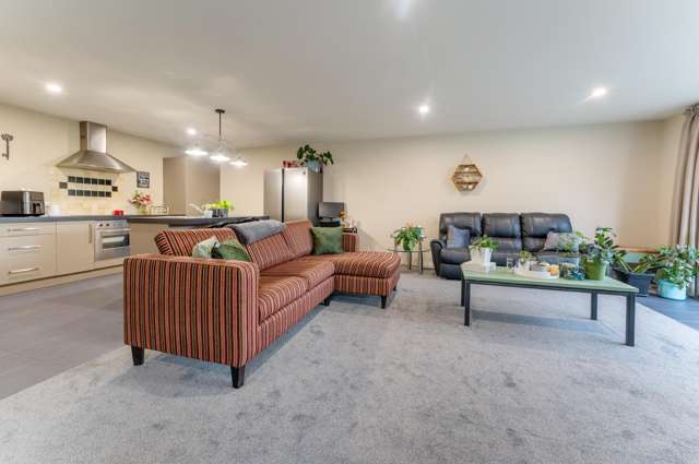 Contemporary Apartment - Outstanding Value!