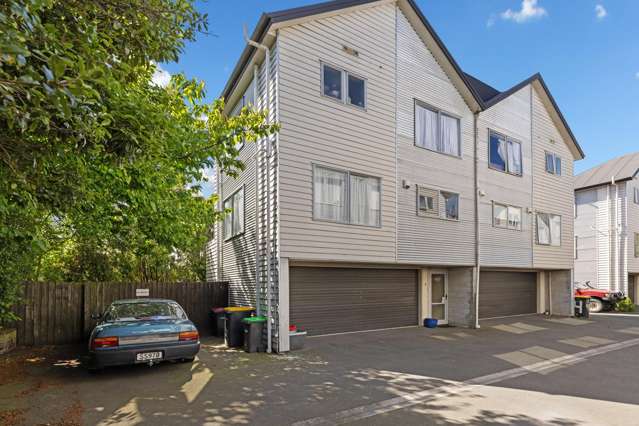 Freehold, City-Fringe, Double Garage!