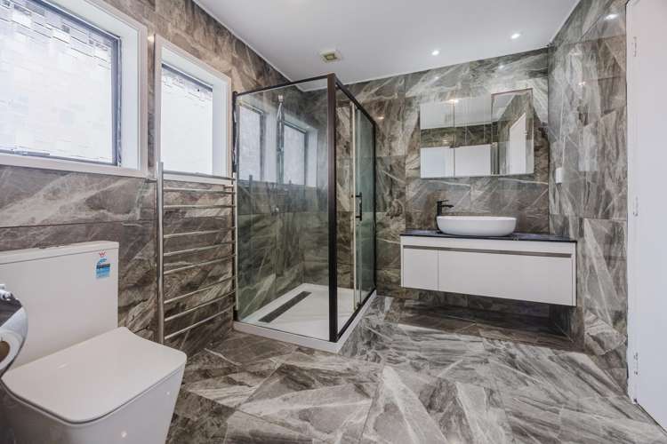 1/18 Frobisher Way Clendon Park_17